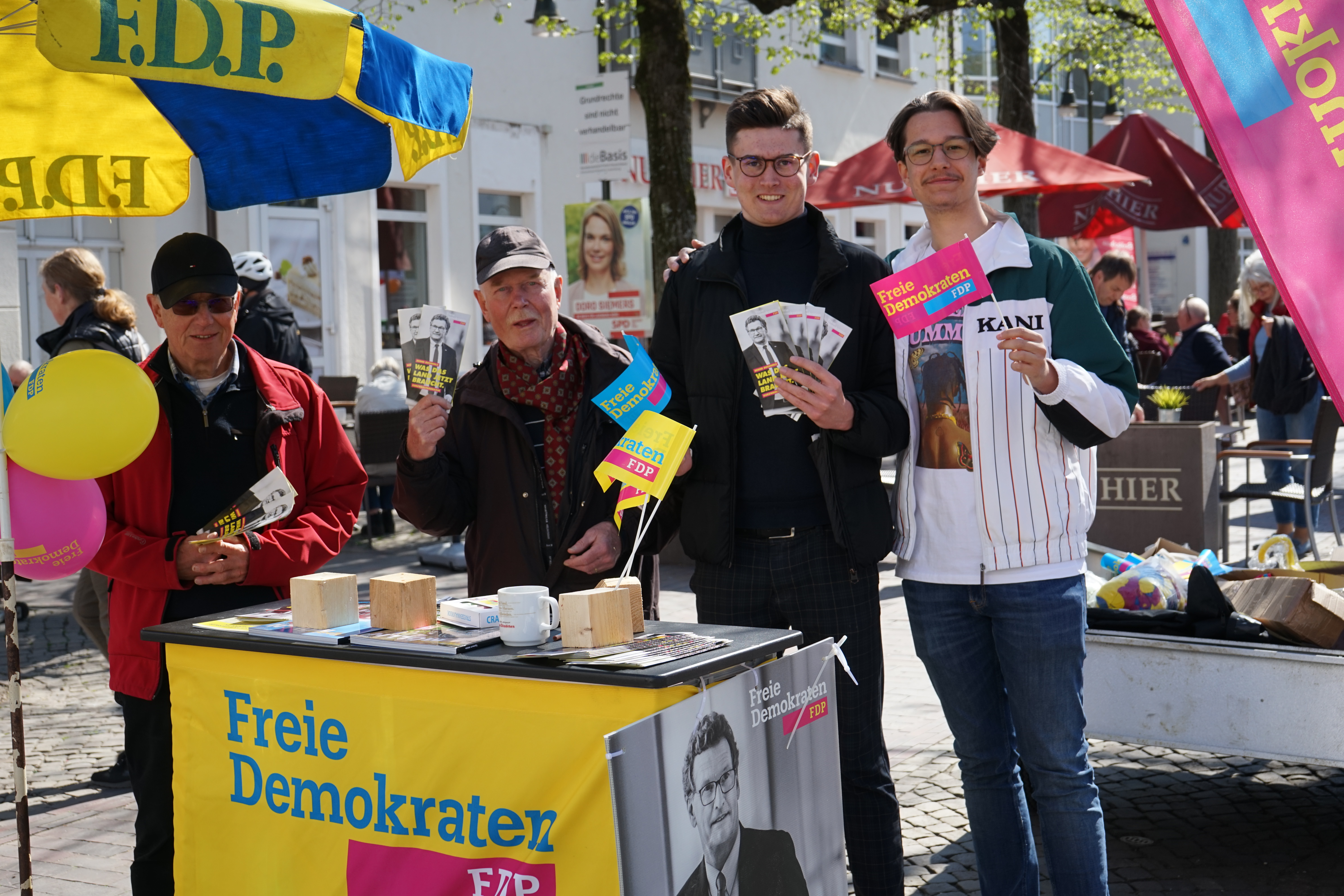 4 fleißige Wahlkämpfer stehen am Stand der FDP in Mölln