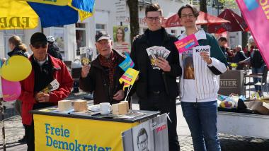 4 fleißige Wahlkämpfer stehen am Stand der FDP in Mölln